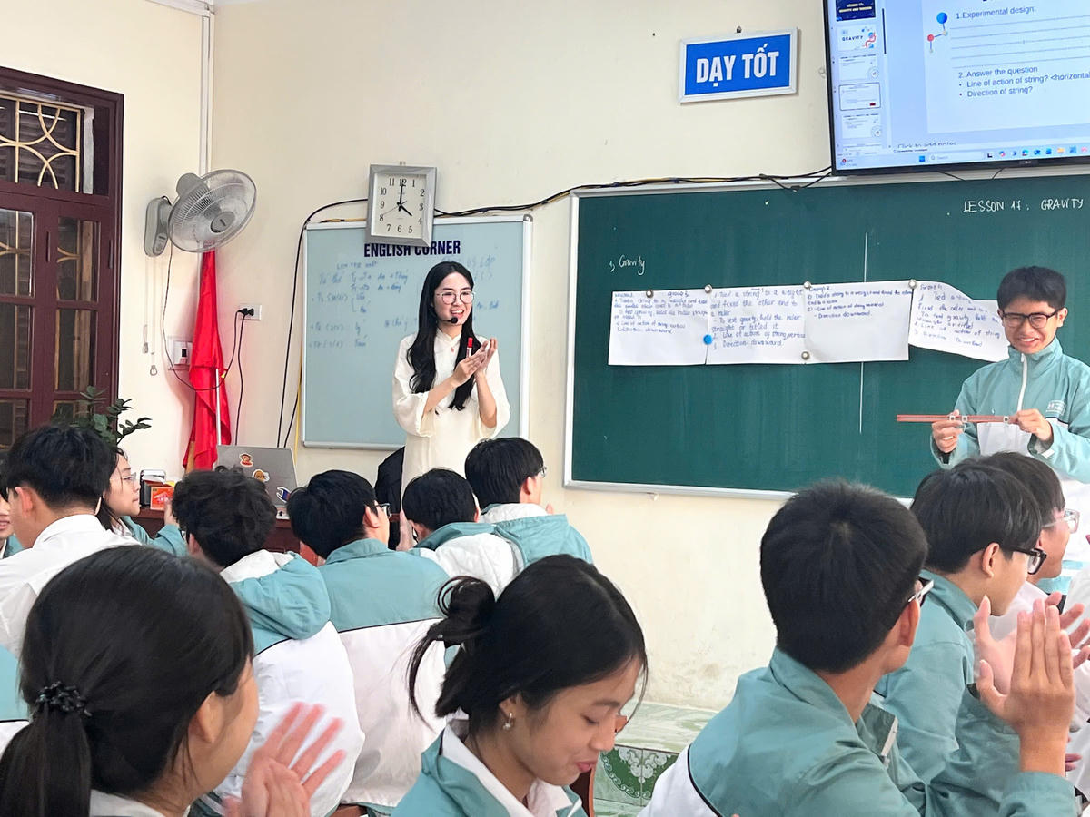 Giáo viên Trường THPT Kiến An thực hiện tiết dạy Vật lý bằng tiếng Anh.