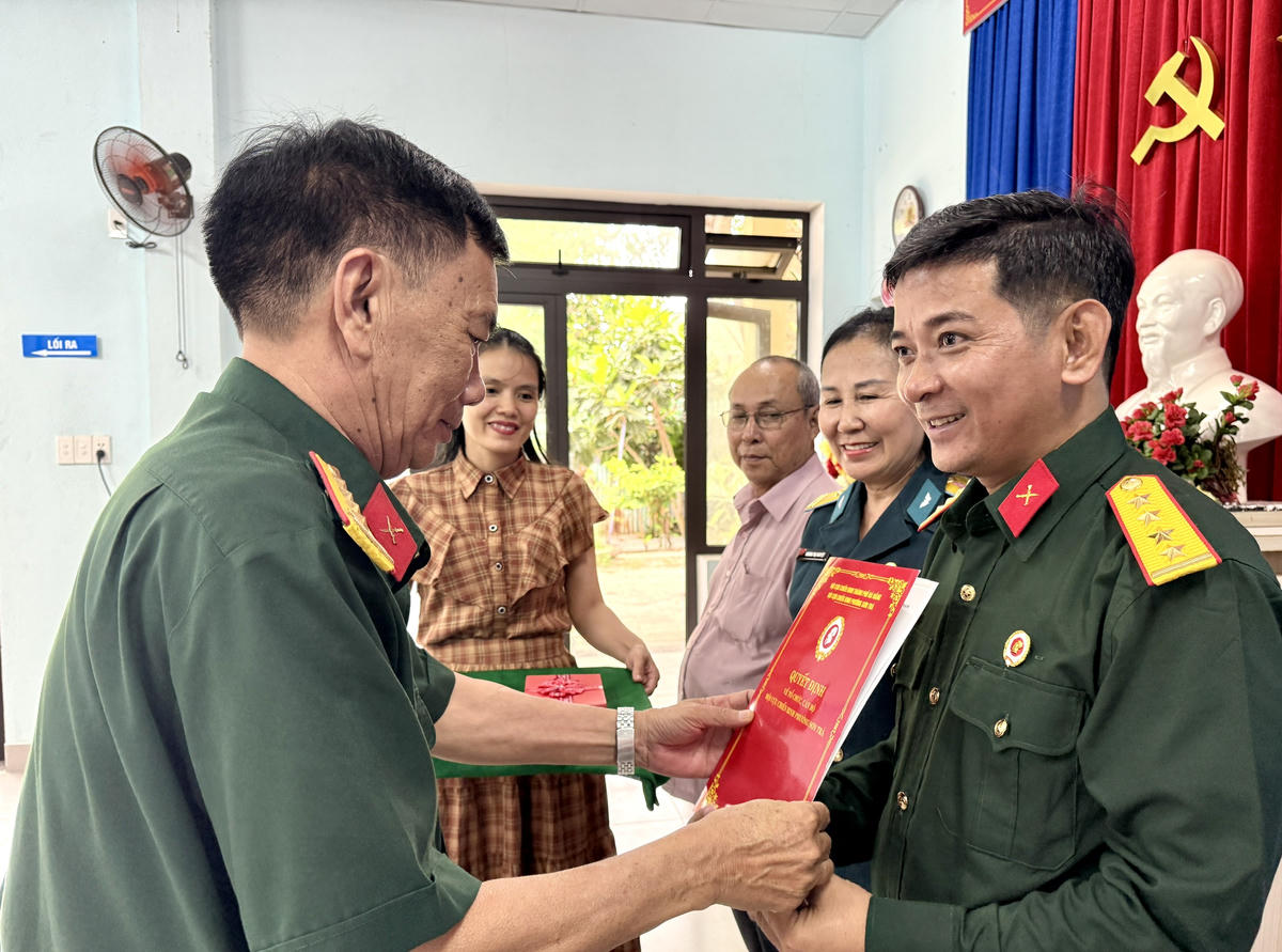 Ông Lê Công Quý nhận quyết định thành lập và làm Chủ nhiệm câu lạc bộ. Ảnh: Nguyễn Tú.