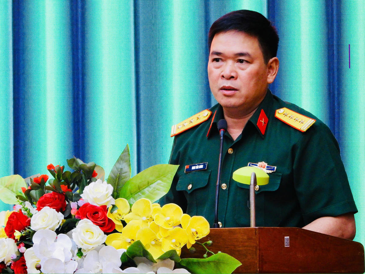 Đại tá, Đinh Văn Hưng, Tỉnh ủy viên, Phó Bí thư Đảng ủy Quân sự tỉnh, Chính ủy Bộ Chỉ huy Quân sự tỉnh phát biểu tại hội nghị. Ảnh: Thanh Nga.