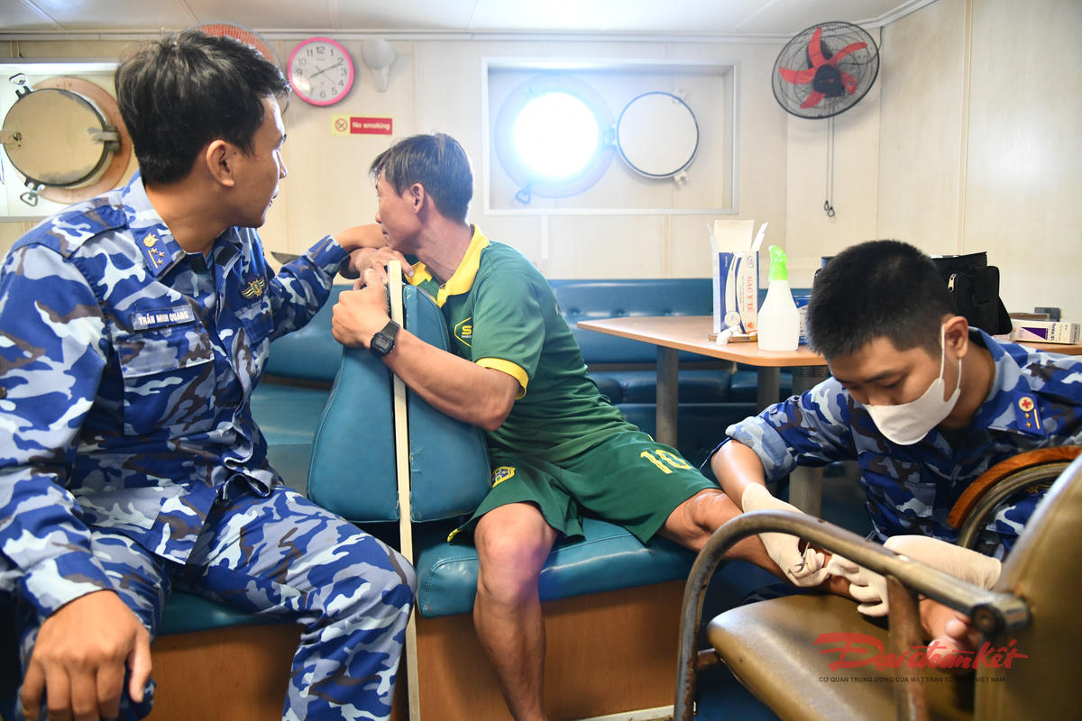 Cảnh sát biển cứu giúp một ngư dân gặp nạn trên vùng biển Trường Sa