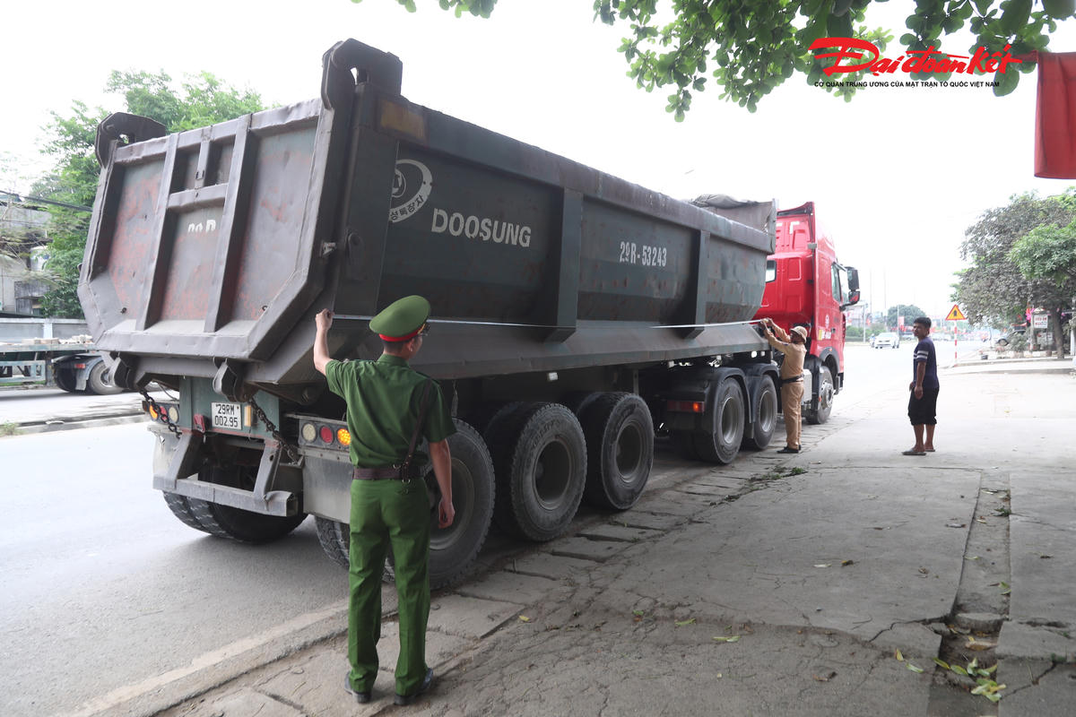 Hà Nội kiểm tra, cắt thùng xe cơi nới: Chặn vi phạm quá tải từ gốc
