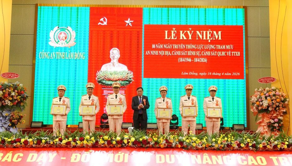 Ông Võ Ngọc Hiệp, Phó Chủ tịch UBND tỉnh Lâm Đồng trao Bằng khen cho các tập thể, về thành tích xuất sắc trong các mặt công tác công an, góp phần bảo đảm ANTT trên địa bàn tỉnh Lâm Đồng.