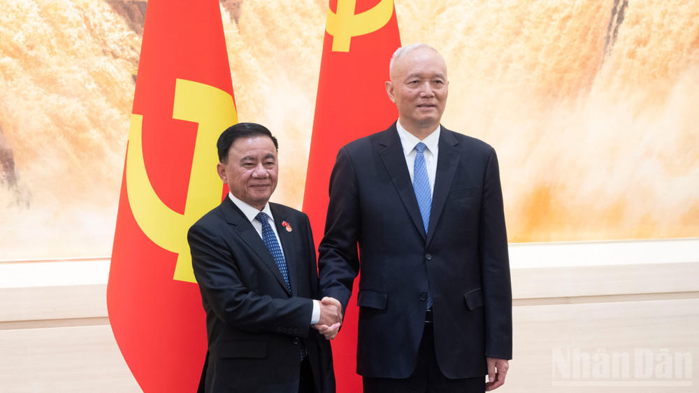 Thường trực Ban Bí thư Trần Cẩm Tú hội đàm với Ủy viên Thường vụ Bộ Chính trị Đảng Cộng sản Trung Quốc Thái Kỳ