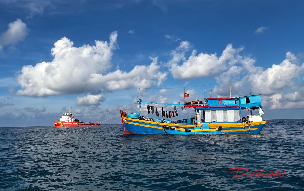 Cảnh sát biển cứu giúp một ngư dân gặp nạn trên vùng biển Trường Sa