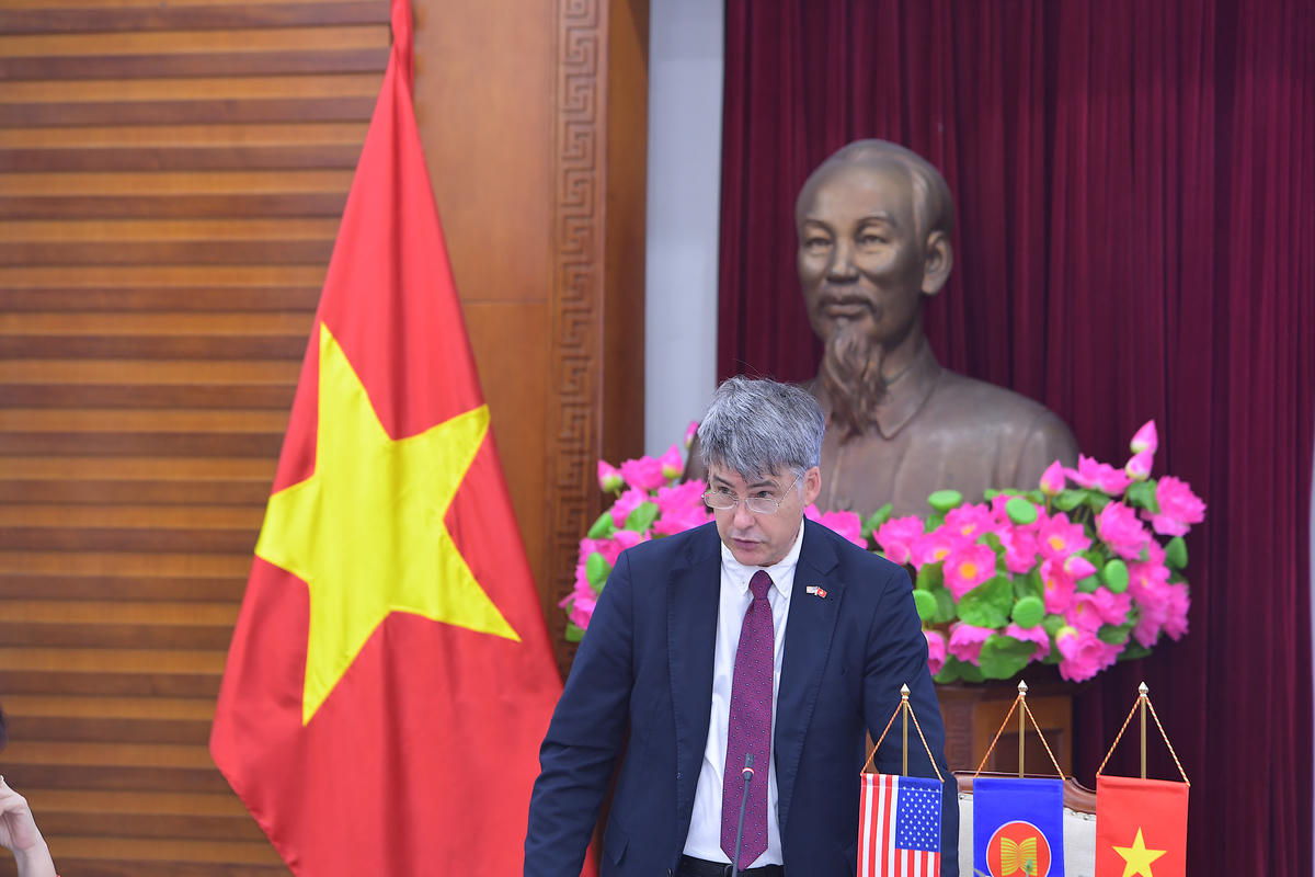 Ngài Brian McFeeters, Đại sứ, Chủ tịch kiêm Tổng Giám đốc Hội đồng Kinh doanh Hoa Kỳ - ASEAN (US-ABC) phát biểu.