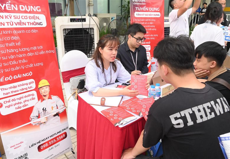 Đại diện Tổng Công ty Cổ phần Công trình Viettel (Viettel Construction) đang giới thiệu về nhu cầu tuyển dụng của doanh nghiệp