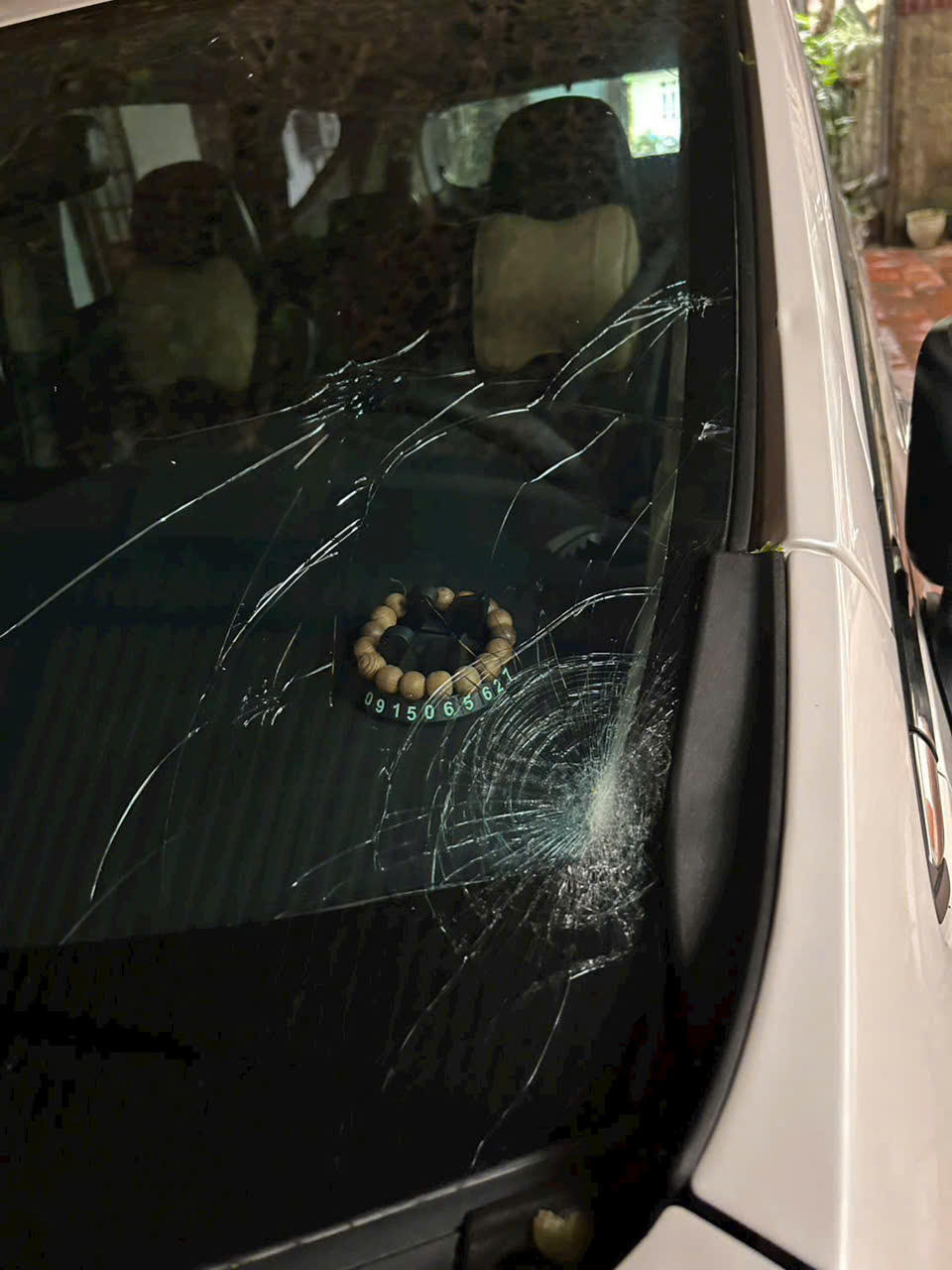 Kính ô tô của một người dân cũng bị vỡ do mưa đá. Ảnh: Trọng Đạt.