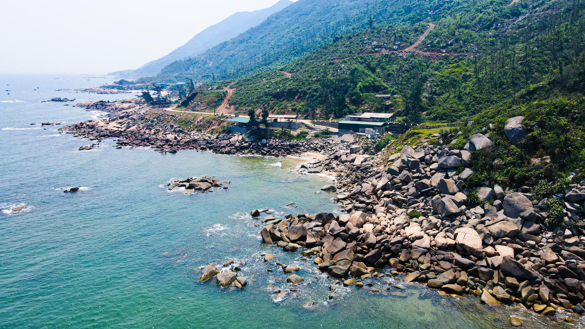 Đường bờ biển dài khoảng 4 km, thoải dần ra phía xa. Ảnh: Cẩm Kỳ&nbsp;