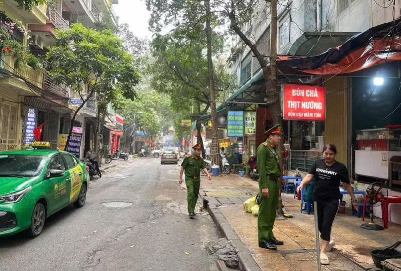 Lực lượng công an kiểm tra xử lý vi phạm về trật tự đô thị. Ảnh: LN