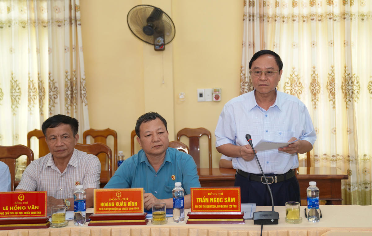Ông Trần Ngọc Sâm, Phó Chủ tịch Hội Cựu chiến binh tỉnh Quảng Trị báo cáo tại buổi làm việc. Ảnh: Cẩm Kỳ