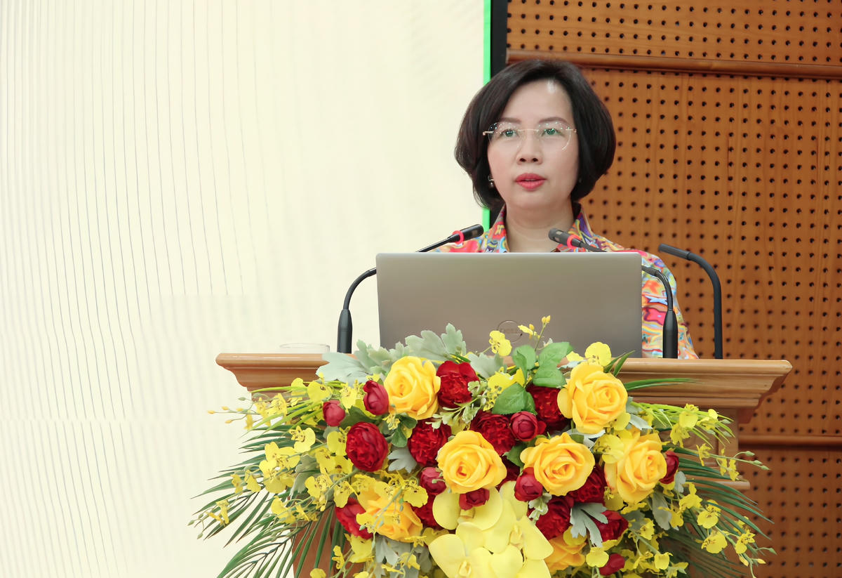 Bà Bùi Huyền Mai, Phó Chủ tịch không chuyên trách UBTƯ MTTQ Việt Nam, Chủ tịch Ủy ban MTTQ Việt Nam TP Hà Nội phát biểu tại buổi tập huấn. Ảnh: PV