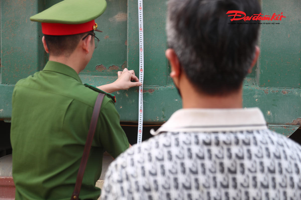 Hà Nội kiểm tra, cắt thùng xe cơi nới: Chặn vi phạm quá tải từ gốc