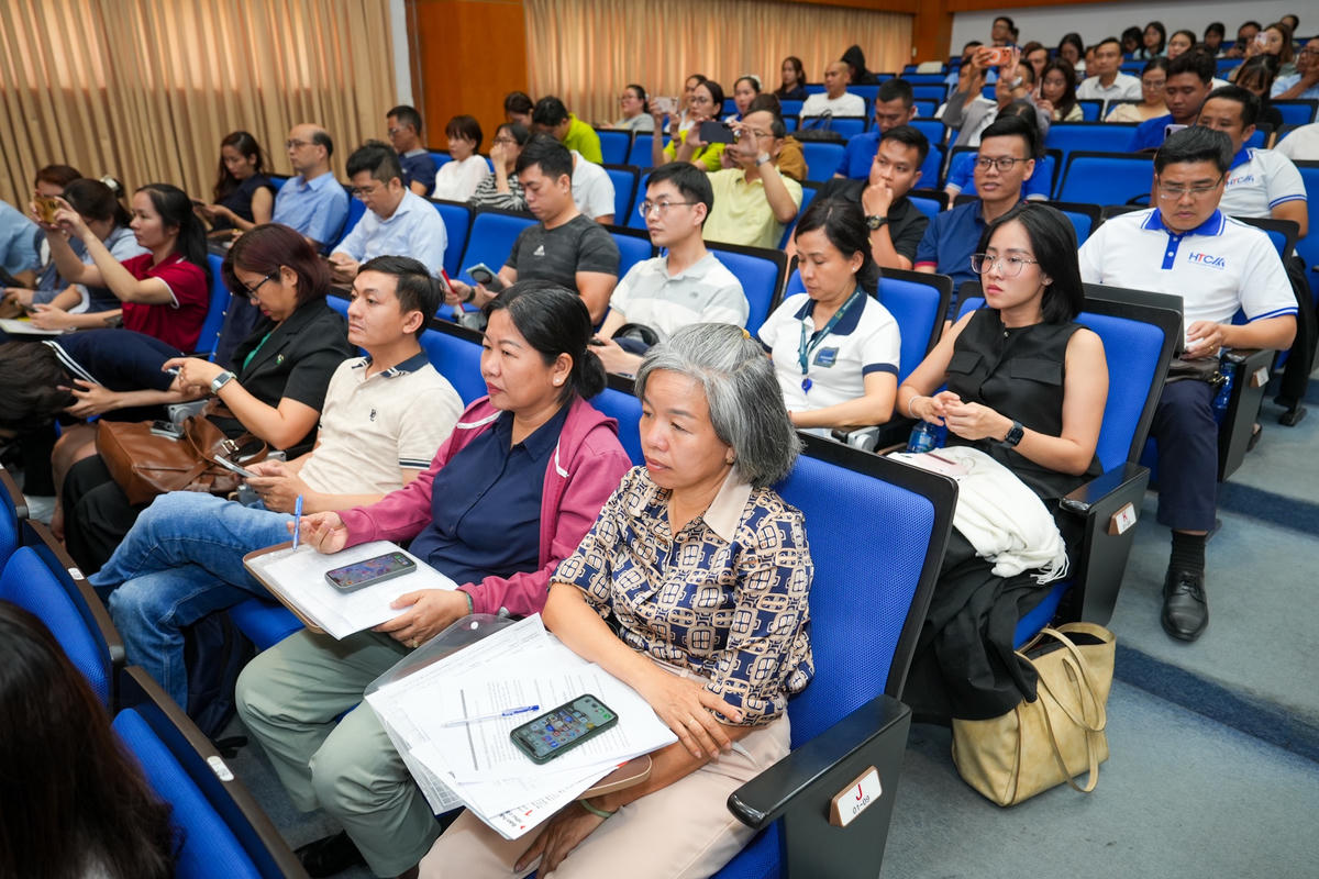 Các hội kinh doanh, tiểu thương tham dự hội thảo. Ảnh: H.H