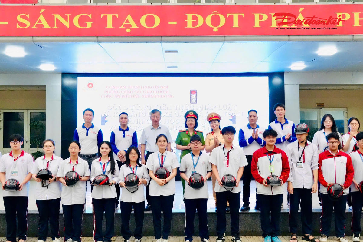 Nhân dịp này, Ban Tổ chức đã trao tặng 20 mũ bảo hiểm và nhiều phần quà học tập cho các học sinh tiêu biểu, qua đó động viên các em tích cực học tập và chấp hành tốt quy định khi tham gia giao thông.