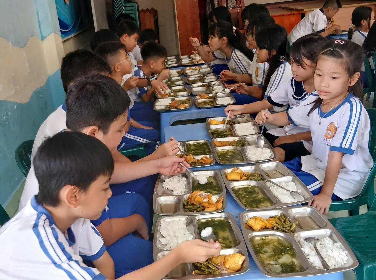 TP Hồ Chí Minh đang xây dựng mô hình “bếp ăn học đường xanh, trách nhiệm” để nâng chất lượng bữa ăn cho học sinh. Ảnh: H.T