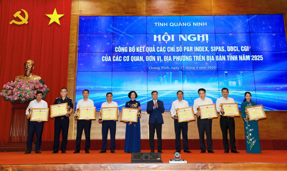 Chủ tịch UBND tỉnh Quảng Ninh tặng Bằng khen và cúp cho các tập thể dẫn đầu bảng xếp hạng các chỉ số&nbsp;PAR INDEX, SIPAS, DDCI, CGI.