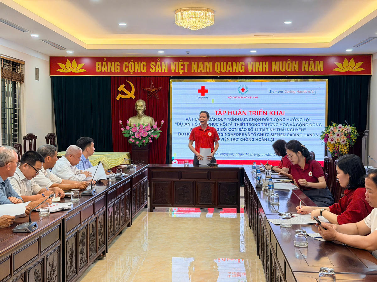 Tập huấn triển khai và hướng dẫn quy trình lựa chọn hộ bị ảnh hưởng do thiên tai. Ảnh: Minh Lý.