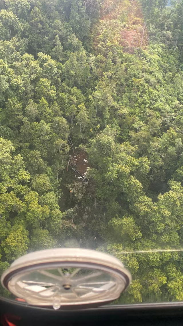 Mảnh vỡ tại hiện trường vụ tai nạn trực thăng ở huyện Sekadau, tỉnh Tây Kalimantan, Indonesia. Nguồn: Reuters.