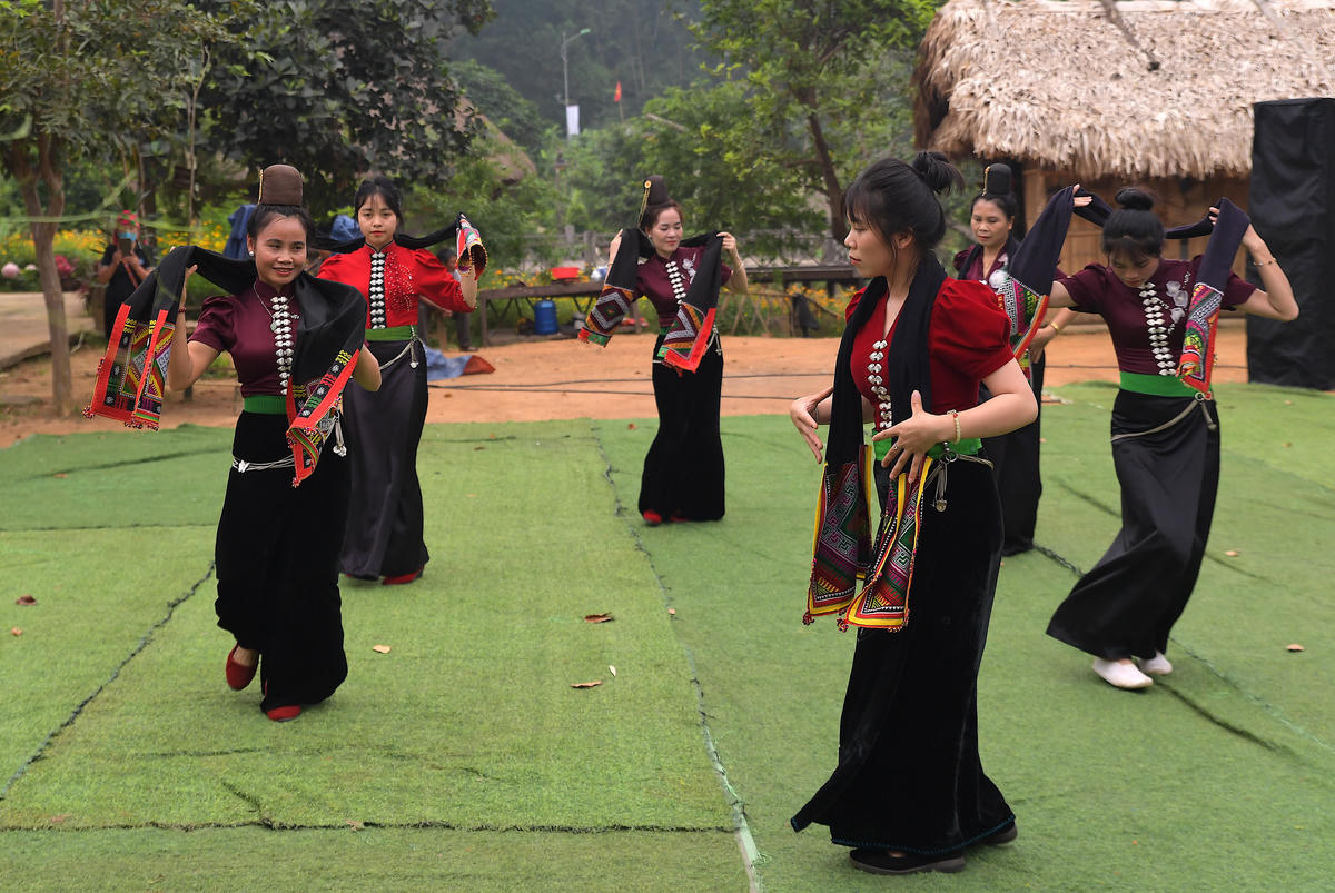 Điệu xoè khăn piêu của dân tộc Thái, đến từ tỉnh Thanh Hoá.