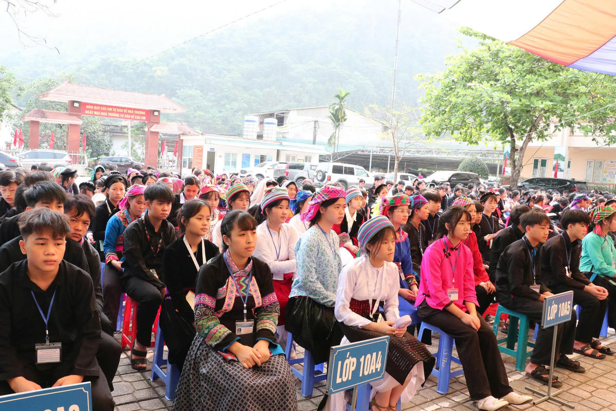 Đông đảo các em học sinh tham gia lễ phát động. Ảnh: Nguyễn Quân.