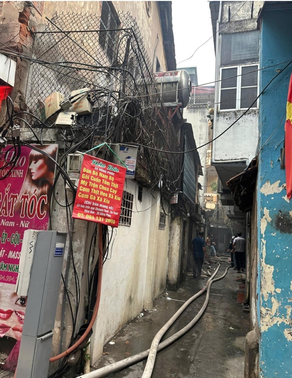 Hiện trường vụ cháy trong ngõ sâu.