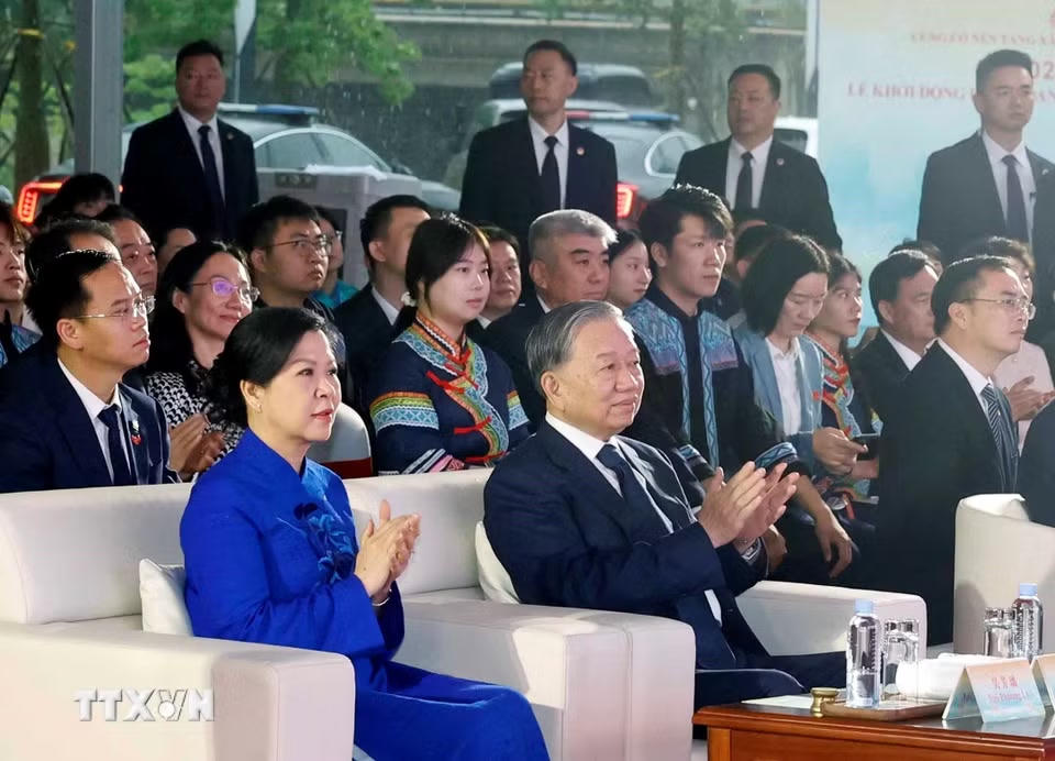 Tổng Bí thư, Chủ tịch nước Tô Lâm và Phu nhân dự Lễ khai mạc Liên hoan nhân dân biên giới Việt-Trung. (Ảnh: Thống Nhất/TTXVN)