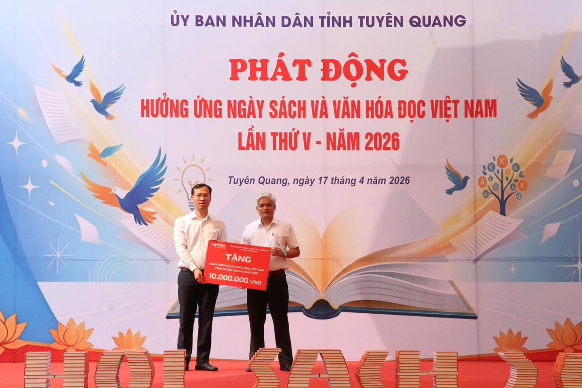 Các đơn vị tặng quà tại Chương trình. Ảnh: Nguyễn Quân.