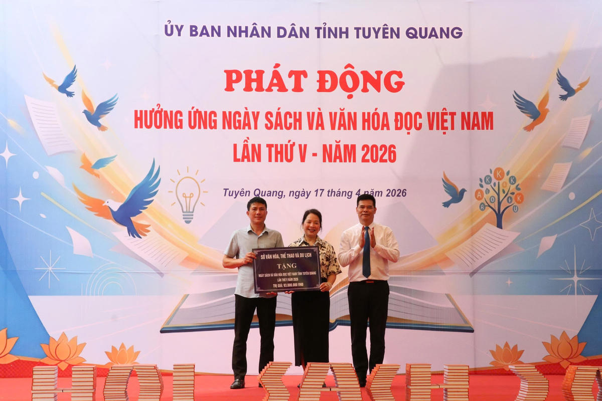 Đại diện Sở Văn hóa, Thể thao và Du lịch tỉnh Tuyên Quang trao quà tặng tại Chương trình. Ảnh: Nguyễn Quân.