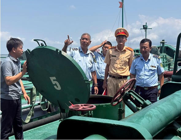 Quản lý thị trường Thành phố phát hiện và xử lý nghiêm các hành vi vi phạm trong hoạt động kinh doanh xăng dầu. Ảnh: QLTT