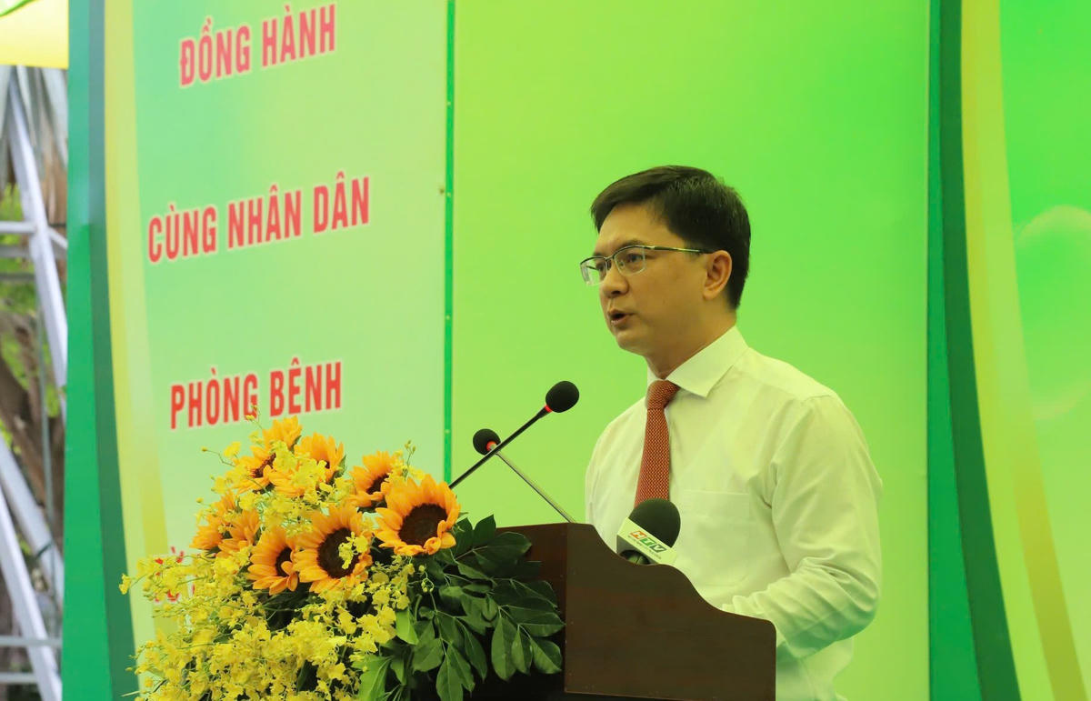 Ông Nguyễn Mạnh Cường - Phó Chủ tịch UBND TP Hồ Chí Minh phát biểu tại lễ ra quân khám sức khỏe cho người dân trên địa bàn thành phố. Ảnh: Đ.P