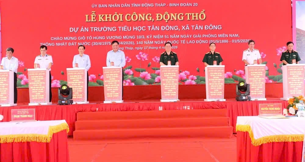 &nbsp;Đại tướng Nguyễn Trọng Nghĩa cùng các đại biểu tham gia nghi thức khởi công xây dựng Trường tiểu học Tân Đông. (Ảnh: Trần Thi).