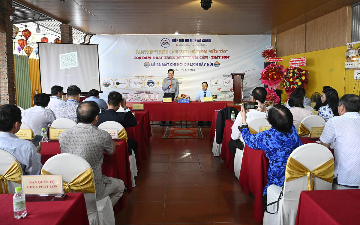 Quang cảnh buổi tọa đàm. Ảnh Nguyễn Minh.