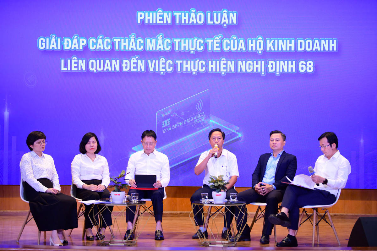 Đại diện các đơn vị tham gia thảo luận và trả lời thắc mắc. Ảnh: H.H