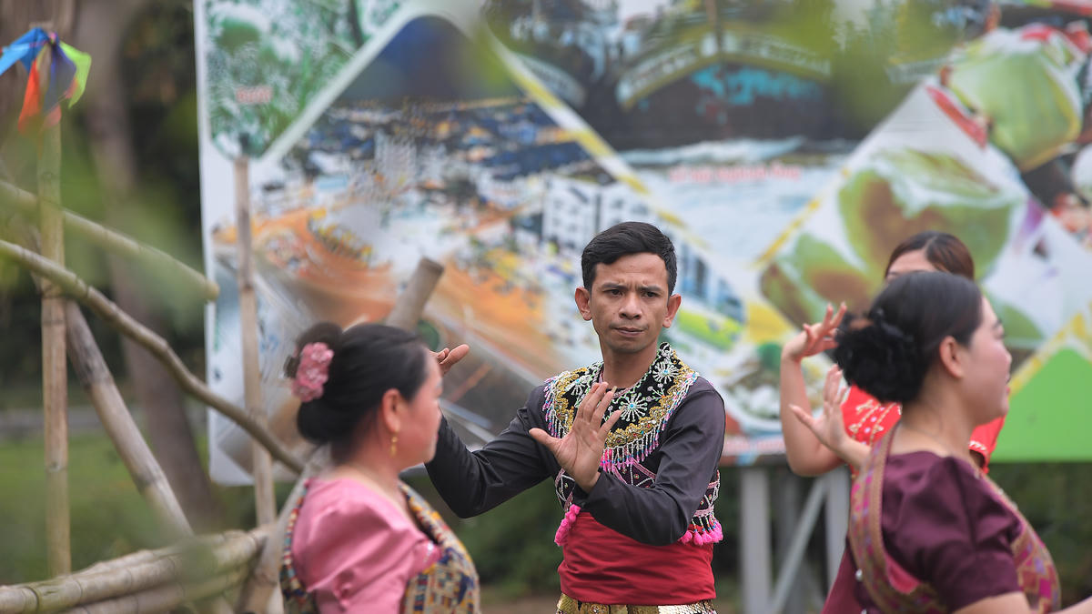 Điệu múa đặc sắc của đồng bào Khmer.