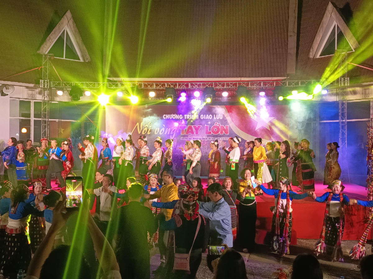 Từ âm vang đại ngàn, chương trình đã đưa đồng bào đến với sự hòa quyện của tình đoàn kết anh em các dân tộc trong Vũ điệu kết đoàn.