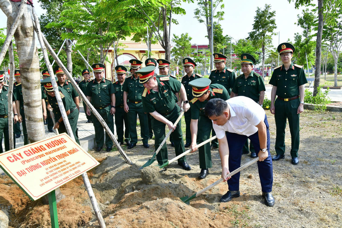Đại tướng Nguyễn Trọng Nghĩa đến thăm, làm việc tại Trung đoàn 10, Quân khu 7