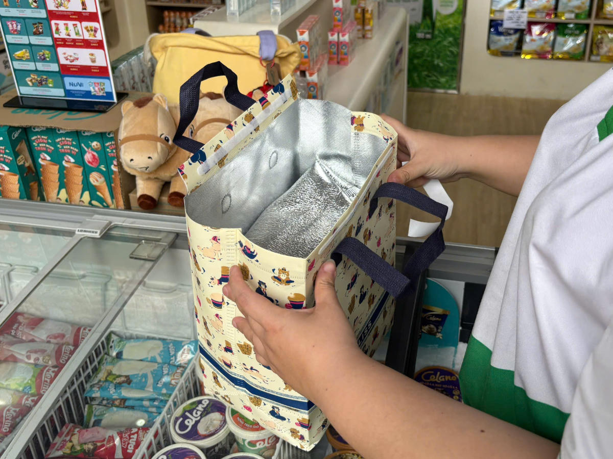 NutiFood chuẩn hóa quy trình đóng gói gồm nhiều lớp cách nhiệt với các sản phẩm kem.