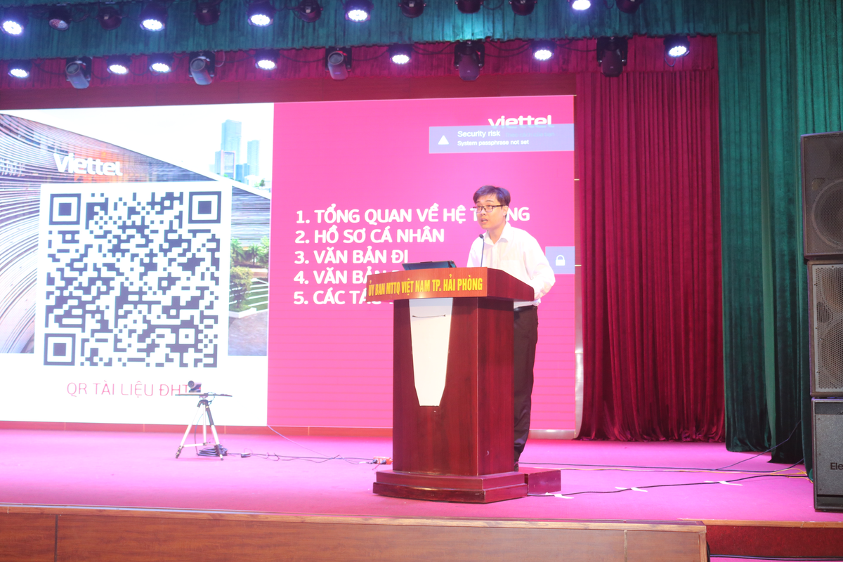 Đại diện&nbsp;Viettel Hải Phòng hướng dẫn chi tiết các thao tác thực hiện, khai thác trên hệ thống thông tin điều hành tác nghiệp Mặt trận Tổ quốc Việt Nam. Ảnh: PT.&nbsp;