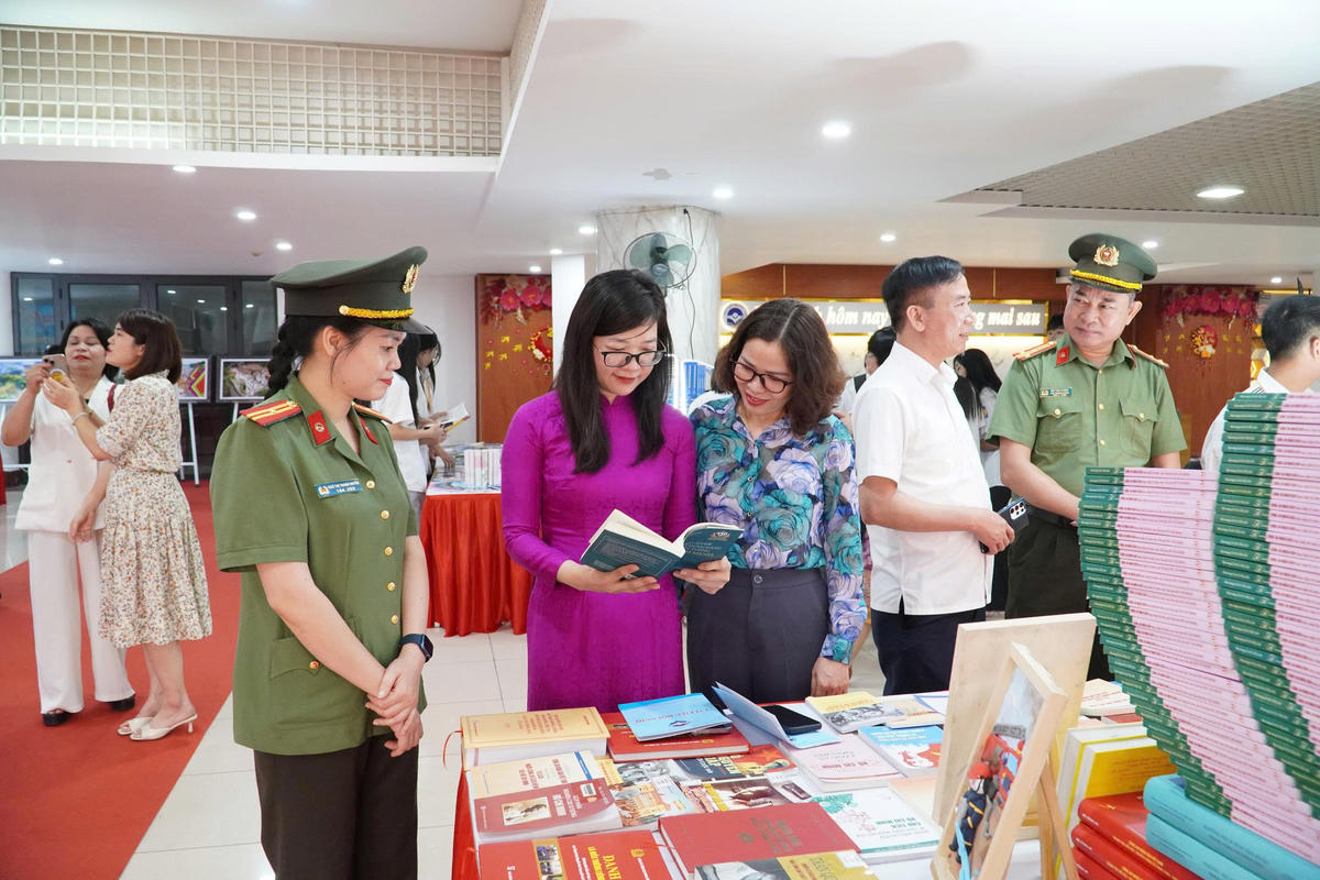 Đại biểu và nhân dân trải nghiệm không gian Trưng bày tư liệu và Hội sách Đất Tổ năm 2026. Ảnh: Đ.A.