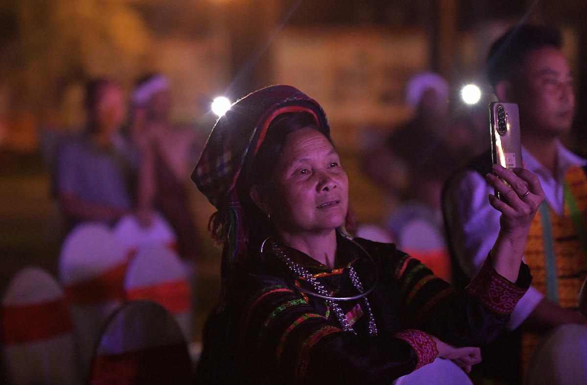 Đồng bào dùng "dế yêu" ghi lại những khoảnh khắc đoàn kết, tay trong tay, tạo nên vòng tay lớn tại chương trình.