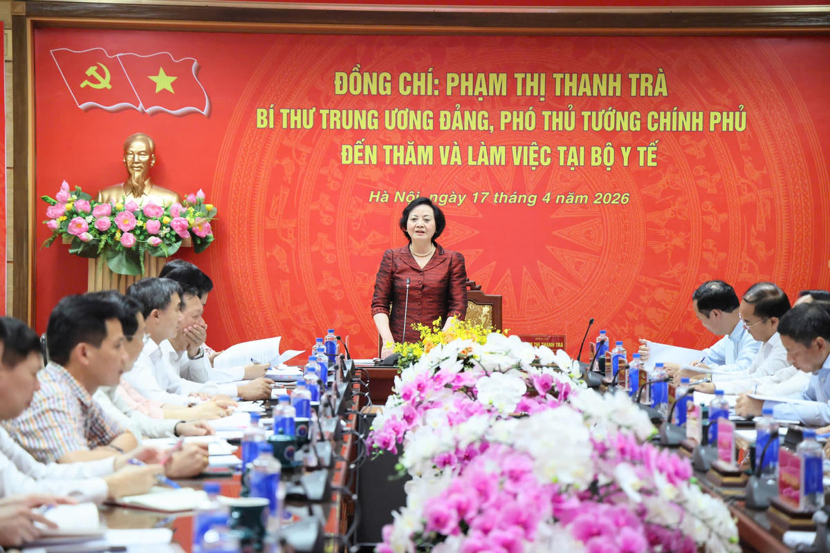 Phó Thủ tướng đề nghị, ngành y tế cần chuyển mạnh từ “chữa bệnh” sang “phòng bệnh”, tiến tới mục tiêu khám, sàng lọc sức khỏe định kỳ miễn phí cho người dân.&nbsp;Ảnh: VGP/Thu Giang