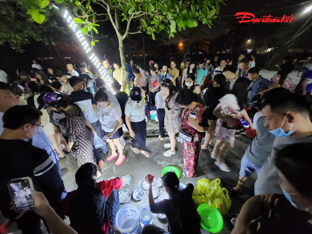 Chợ mức nháy Cửa Lò thu hút khách du lịch vào ban đêm. Ảnh: ĐB