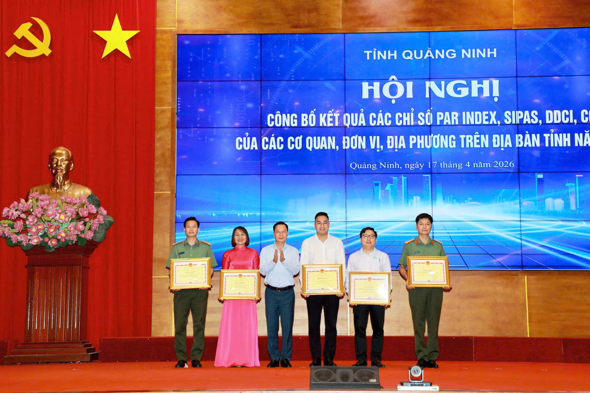 Các tác giả, nhóm tác giả đạt giải Nhất, Nhì, Ba tại Cuộc thi “Tìm kiếm sáng kiến, giải pháp cải cách hành chính tỉnh Quảng Ninh năm 2025” nhận Bằng khen của UBND tỉnh Quảng Ninh.