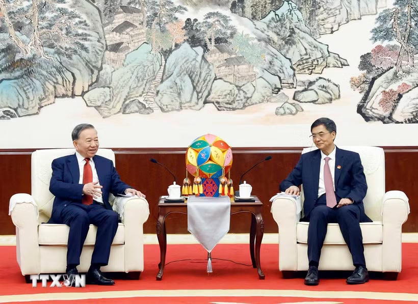 Tổng Bí thư, Chủ tịch nước Tô Lâm tiếp đồng chí Trần Cương, Ủy viên Trung ương Đảng, Bí thư khu ủy Khu tự trị dân tộc Choang Quảng Tây. (Ảnh: Thống Nhất/TTXVN).