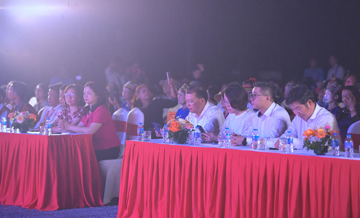 Các đại biểu dự&nbsp;chương trình giao lưu “Nối vòng tay lớn” tại&nbsp;Làng Văn hóa - Du lịch các dân tộc Việt Nam.