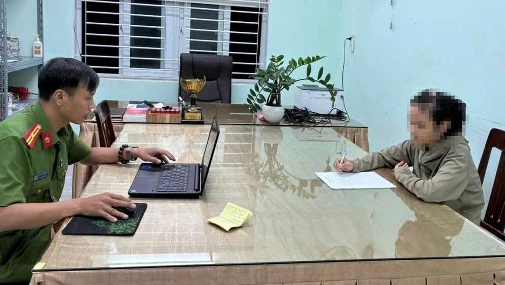 Lực lượng Công an làm việc người phụ nữ liên quan đến vụ việc. Ảnh: CV.