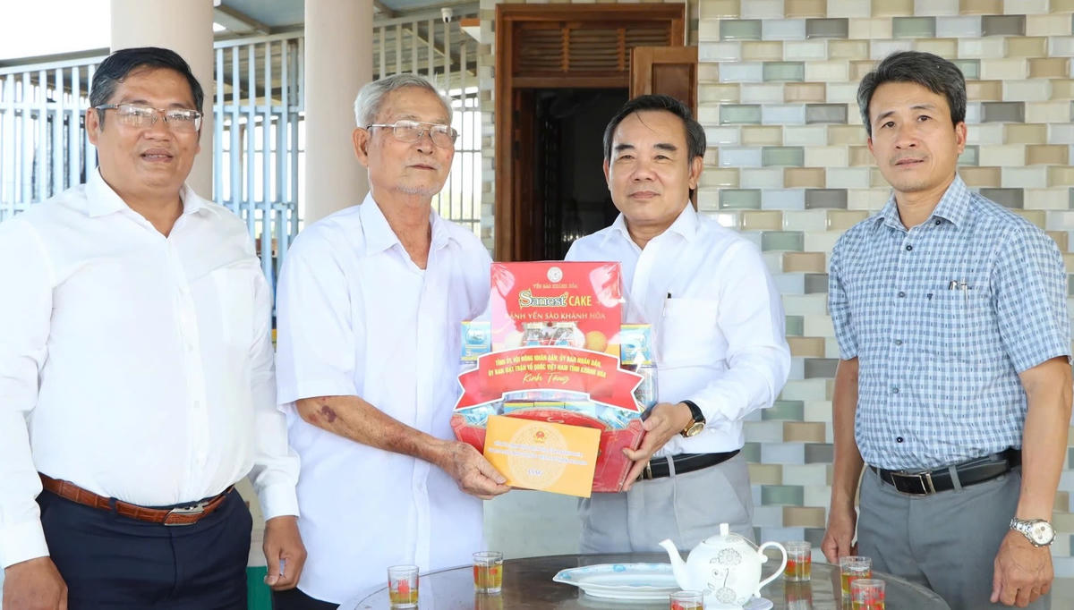 Ông Lê Hữu Trí, Phó Trưởng đoàn chuyên trách Đoàn Đại biểu Quốc hội tỉnh Khánh Hòa cùng đoàn công tác thăm hỏi, tặng quà tri ân gia đình ông Hoàng Quốc Oai. 