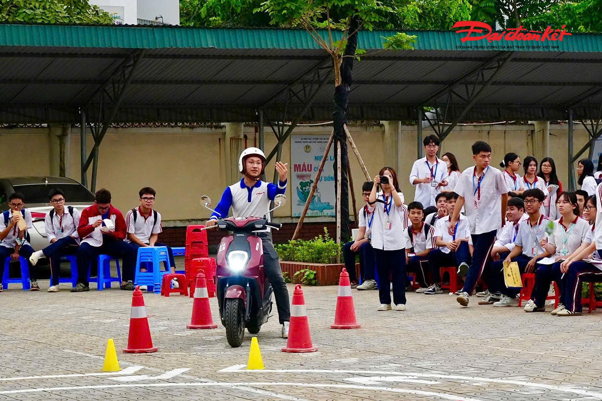 Cũng trong chương trình, các em học sinh từ đủ 16 tuổi trở lên đã được hướng dẫn và thực hành kỹ năng điều khiển xe gắn máy, xe máy điện an toàn dưới sự hướng dẫn trực tiếp của cán bộ CSGT và kỹ thuật viên.