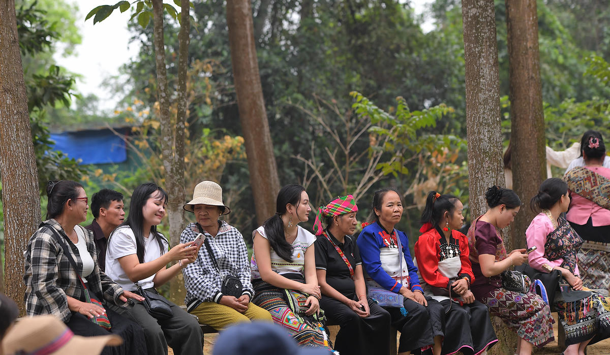 Các già làng, trưởng bản, nghệ nhân và người có uy tín tham quan và giao lưu cùng đồng bào sinh sống tại "Ngôi nhà chung".