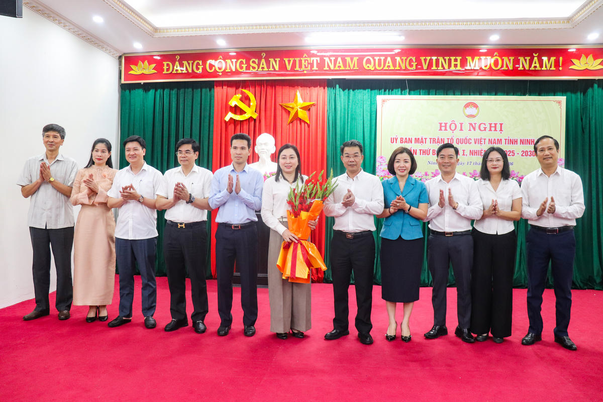 Thường trực Ủy ban MTTQ tỉnh Ninh Bình chúc mừng tân Chủ tịch Ủy ban MTTQ tỉnh Đinh Thị Lụa. Ảnh: Đình Minh